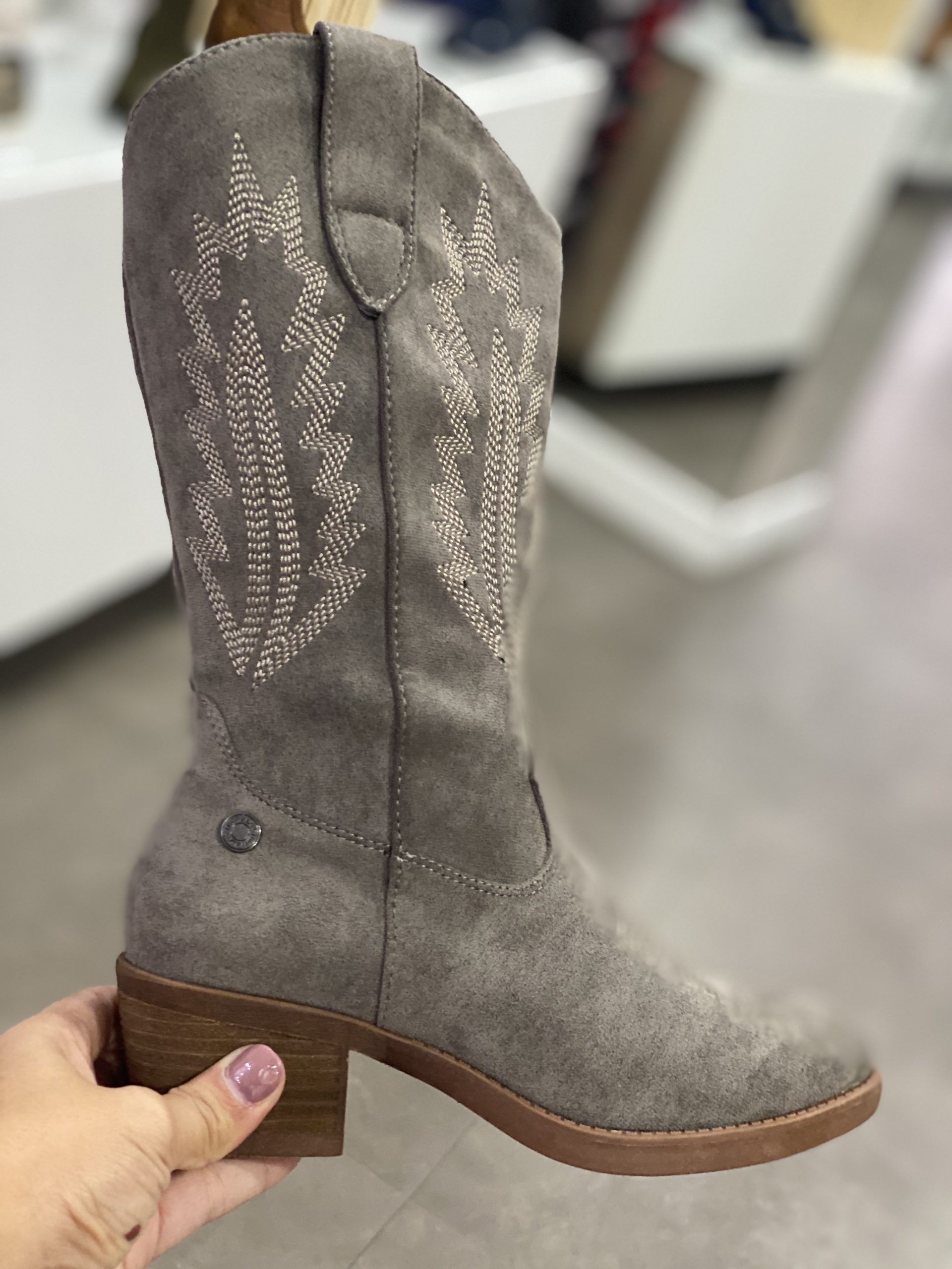 C33E5840-E951-42AF-832F-C00041C47DFC